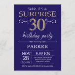 Verrassend 30th Birthday Navy Blue en Gold Glitter Kaart<br><div class="desc">Verrassend 30e verjaardag Uitnodiging met Navy Blue en Gold Glitter Background. Volwassen verjaardag. Mannen of vrouwen uitgenodigd. Elke leeftijd. Voor verdere aanpassing,  te klikken gelieve de knoop "van de Aanpassing het"en ons ontwerphulpmiddel te gebruiken om deze sjabloon te wijzigen.</div>