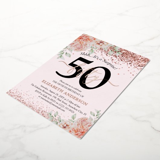 Verrassend 50e verjaardag Roze Floral Roos Gold Folie Uitnodiging (Gedraaid)