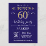 Verrassend 60th Birthday Navy Blue en Gold Glitter Kaart<br><div class="desc">Verrassend 60e verjaardag Uitnodiging met Navy Blue en Gold Glitter Background. Chalkboard. Volwassen verjaardag. Mannen of vrouwen uitgenodigd. Elke leeftijd. Voor verdere aanpassing,  te klikken gelieve de knoop "van de Aanpassing het"en ons ontwerphulpmiddel te gebruiken om deze sjabloon te wijzigen.</div>