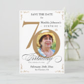 Verrassend 70e verjaardag Red de datum Gold White Kaart (Staand voorkant)