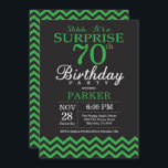 Verrassend 70th Birthday Black en Green Chevron Kaart<br><div class="desc">Verrassend 70e verjaardag Uitnodiging met zwarte en groene Chevron. Chalkboard. Volwassen verjaardag. Man of vrouwen uitgenodigd. Voor verdere aanpassing,  te klikken gelieve de knoop "van de Aanpassing het"en ons ontwerphulpmiddel te gebruiken om deze sjabloon te wijzigen.</div>