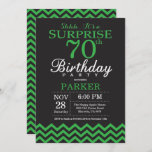 Verrassend 70th Birthday Black en Green Chevron Kaart<br><div class="desc">Verrassend 70e verjaardag Uitnodiging met zwarte en groene Chevron. Chalkboard. Volwassen verjaardag. Man of vrouwen uitgenodigd. Voor verdere aanpassing,  te klikken gelieve de knoop "van de Aanpassing het"en ons ontwerphulpmiddel te gebruiken om deze sjabloon te wijzigen.</div>