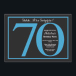 Verrassend 70th Birthday Blue en Black Chalkboard Kaart<br><div class="desc">Verrassend 70e uitnodiging op de verjaardag. Blauwe en zwarte Birthday Party nodigt uit met een achtergrond van het Chalkboard. Verrassende verjaardag. Volwassen verjaardag. Mannen of Vrouwen Bday Bash Party. Voor verdere aanpassing,  te klikken gelieve de knoop "van de Aanpassing het"en ons ontwerphulpmiddel te gebruiken om deze sjabloon te wijzigen.</div>