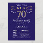 Verrassend 70th Birthday Navy Blue en Gold Glitter Kaart<br><div class="desc">Verrassend 70e verjaardag Uitnodiging met Navy Blue en Gold Glitter Background. Chalkboard. Volwassen verjaardag. Mannen of vrouwen uitgenodigd. Elke leeftijd. Voor verdere aanpassing,  te klikken gelieve de knoop "van de Aanpassing het"en ons ontwerphulpmiddel te gebruiken om deze sjabloon te wijzigen.</div>