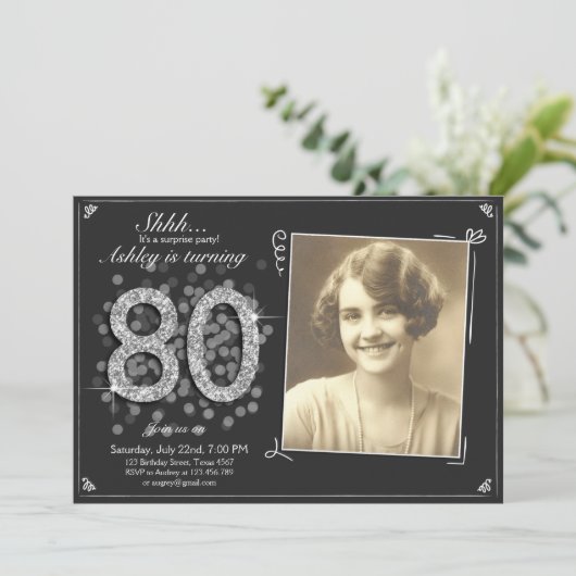 Verrassend 80e verjaardag Uitnodiging Zilveren Vin (Staand voorkant)
