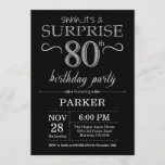 Verrassend 80th Birthday Invitation Black en Silve Kaart<br><div class="desc">Verrassend 80e verjaardag Uitnodiging met Zwarte en Zilveren Glitter Achtergrond. Chalkboard. Volwassen verjaardag. Mannen of vrouwen uitgenodigd. Elke leeftijd. Voor verdere aanpassing,  te klikken gelieve de knoop "van de Aanpassing het"en ons ontwerphulpmiddel te gebruiken om deze sjabloon te wijzigen.</div>