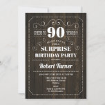 Verrassend 90th Birthday - Houtpatroon Kaart<br><div class="desc">Verrassende uitnodiging voor 90e verjaardag voor mannen of vrouwen. Robuust retro ontwerp met houspatroon en typografische manuscriptdoopvont. Cheers tot 90 jaar! Kan op elke leeftijd worden aangepast. Ideaal voor een stijlvolle mijlpaal op de dag van de verrassing.</div>