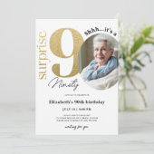 Verrassende 90e Gold-uitnodiging met foto Kaart (Staand voorkant)