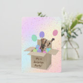 Verrassende Birthday Party Bengal cat in doos Kaart (Staand voorkant)
