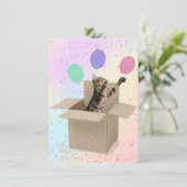 Verrassende Birthday Party Bengal cat in doos Kaart (Staand voorkant)