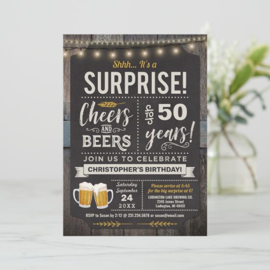 Verrassende Cheers and Beers 50th Birthday Invitat Kaart (Staand voorkant)