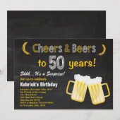 Verrassende Cheers and Beers 50th Birthday Invitat Kaart (Voorkant / Achterkant)