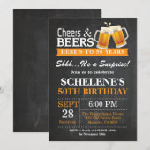Verrassende Cheers and Beers 50th Birthday Invitat Kaart (Voorkant / Achterkant)