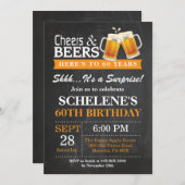 Verrassende Cheers and Beers 60th Birthday Invitat Kaart (Voorkant / Achterkant)