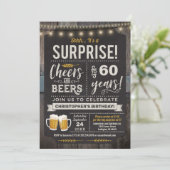 Verrassende Cheers and Beers 60th Birthday Invitat Kaart (Staand voorkant)