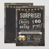Verrassende Cheers and Beers 60th Birthday Invitat Kaart (Voorkant / Achterkant)