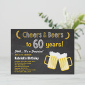 Verrassende Cheers and Beers 60th Birthday Invitat Kaart (Staand voorkant)