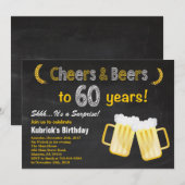 Verrassende Cheers and Beers 60th Birthday Invitat Kaart (Voorkant / Achterkant)