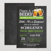 Verrassende Cheers and Beers 70th Birthday Invitat Kaart (Voorkant / Achterkant)