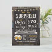 Verrassende Cheers and Beers 70th Birthday Invitat Kaart (Staand voorkant)