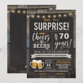 Verrassende Cheers and Beers 70th Birthday Invitat Kaart (Voorkant / Achterkant)
