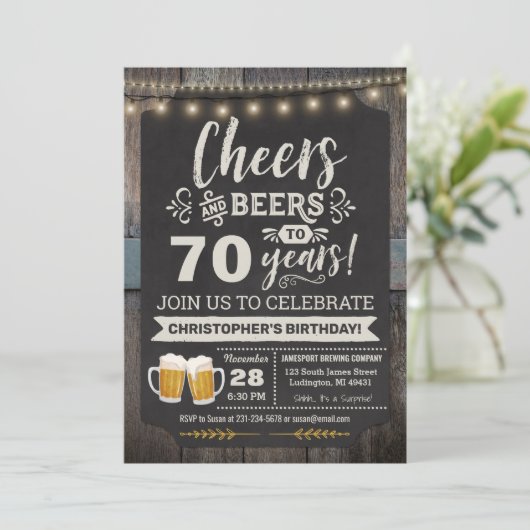 Verrassende Cheers and Beers 70th Birthday Invitat Kaart (Staand voorkant)