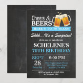 Verrassende Cheers and Beers 70th Birthday Invitat Kaart (Voorkant / Achterkant)
