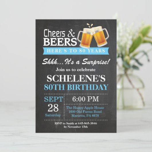 Verrassende Cheers and Beers 80th Birthday Invitat Kaart (Staand voorkant)