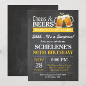 Verrassende Cheers and Beers 80th Birthday Invitat Kaart (Voorkant / Achterkant)