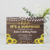 Verrassende verjaardagsfeestdag in gouden zonneblo kaart (Staand voorkant)