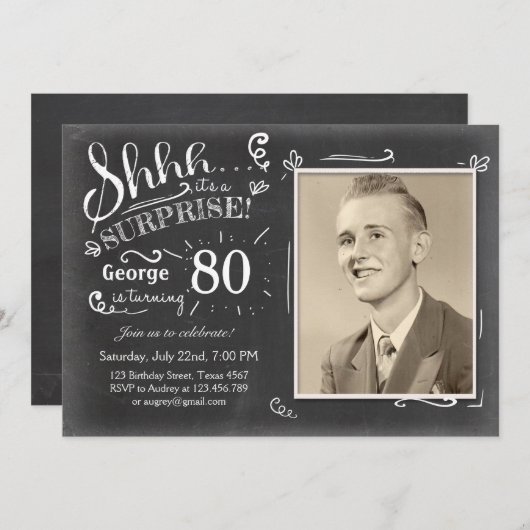 Verrassende verjaardagsuitnodiging 80 Chalkboard R Kaart (Voorkant / Achterkant)