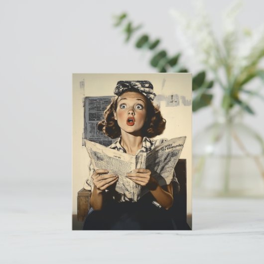 Verrassende vrouw leest krant briefkaart (Staand voorkant)
