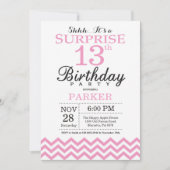 Verrassing 13e verjaardag uitnodiging Roze Chevron (Voorkant)