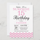 Verrassing 15e verjaardag Uitnodiging Roze Chevron (Voorkant)