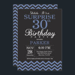 Verrassing 30e verjaardag uitnodiging zwart en bla<br><div class="desc">Verrassing 30e verjaardag uitnodiging met zwarte en blauwe Chevron. Krijtbord. Verjaardag voor volwassenen. Man of Vrouwen Bday Uitnodigen. Voor verdere aanpassing klikt u op de knop "Aanpassen" en gebruikt u onze ontwerptool om deze sjabloon te wijzigen.</div>