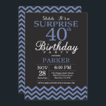 Verrassing 40e verjaardag uitnodiging zwart en bla<br><div class="desc">Verrassing 40e verjaardag uitnodiging met zwarte en blauwe Chevron. Krijtbord. Verjaardag voor volwassenen. Man of Vrouwen Bday Uitnodigen. Voor verdere aanpassing klikt u op de knop "Aanpassen" en gebruikt u onze ontwerptool om deze sjabloon te wijzigen.</div>