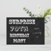Verrassing 70e Verjaardag Feest Uitnodiging Chalkb (Staand voorkant)