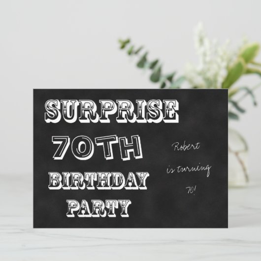 Verrassing 70e Verjaardag Feest Uitnodiging Chalkb (Staand voorkant)