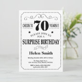 Verrassing 70e verjaardag uitnodiging zwart-wit (Staand voorkant)