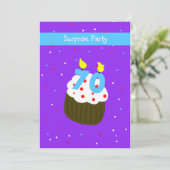 Verrassing 70e Verjaardagspartij Uitnodiging Cupca (Staand voorkant)