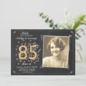 Verrassing 85e verjaardag uitnodigen Chalkboard vi Kaart (Staand voorkant)