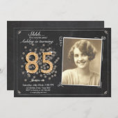 Verrassing 85e verjaardag uitnodigen Chalkboard vi Kaart (Voorkant / Achterkant)