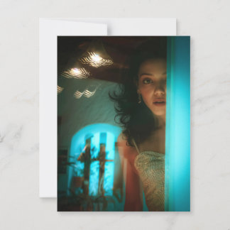 Verrassing, uit een deur gluren briefkaart