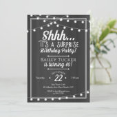 Verrassing Verjaardag String Lights op schoolbord Kaart (Staand voorkant)