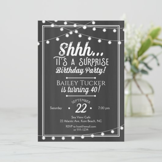 Verrassing Verjaardag String Lights op schoolbord Kaart (Staand voorkant)