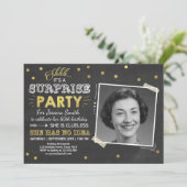 Verrassing verjaardagsuitnodiging Chalkboard Gold Kaart (Staand voorkant)