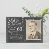 Verrassing verjaardagsuitnodiging Chalkboard Rusti Kaart (Staand voorkant)