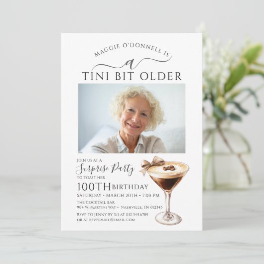 VERRASSINGSFEEST Tini Bit Oudere Martini 100e Kaart (Staand voorkant)