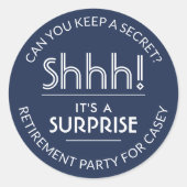 Verrassingsfeestje bij pensionering Sst! Marinebla Ronde Sticker (Voorkant)