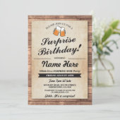 Verrassingsverjaardagsfeest juicht bieruitnodiging kaart (Staand voorkant)